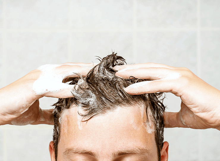 Şampuanlardaki zararlı kimyasallar saçınızı yıpratır.